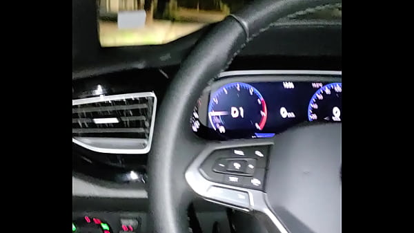 Image tomando leitinho no carro