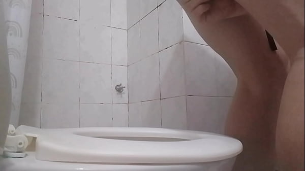 Image Peque&ntilde_a transexual en traje de mucama explorando el placer con juguetes en su colita rosa en el ba&ntilde_o de un departamento