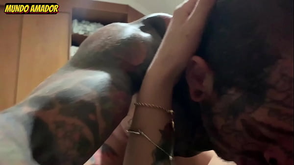 Image Travesti da rola grande enfiando o pau do dotado no cuzinho gemendo