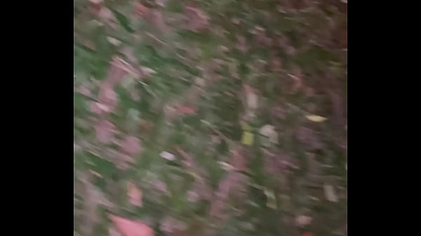 Image Novinha na rua em p&uacute_blico sem calcinha mostrando a buceta para o coroa pra ganhar um Pix