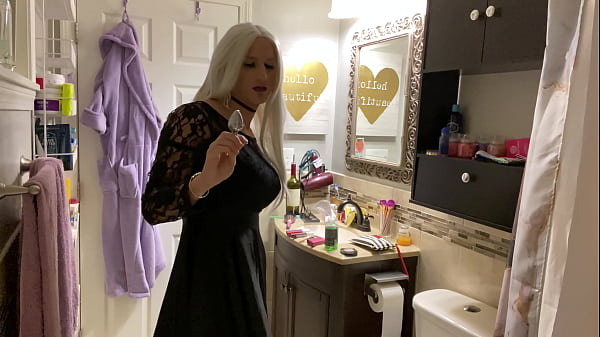 Image Emo Crossdresser Puts on Buttplug and Jerks Off