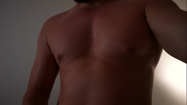 Image Muscular guy poses for the camera and cums on his stomach