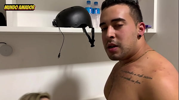 Image Loira peituda e gostosa amadora fodendo com entregador pauzudo