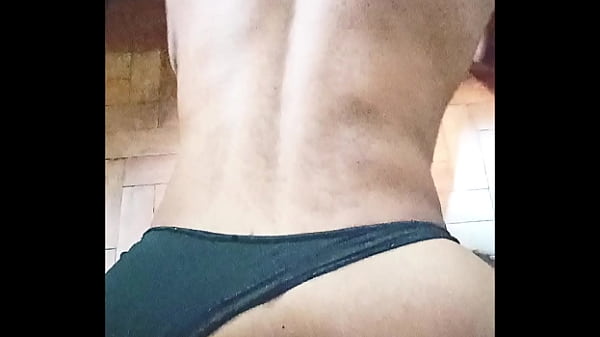 Image Safadinha de 4 arrombando o cuzinho gostoso