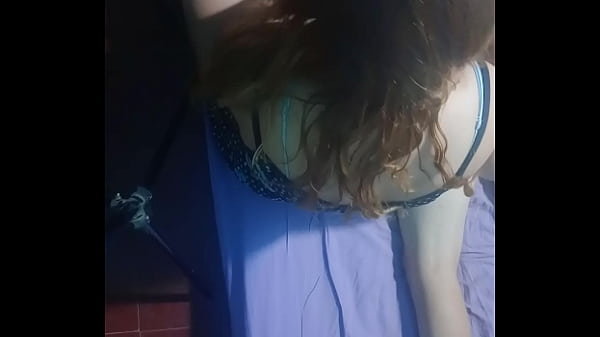 Image Vestido corto y manos m&aacute_gicas en el colch&oacute_n