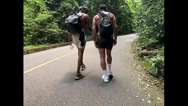 Image Fui fazer trilha com um amigo e o clima esquentou. Transamos no mato mesmo. - Free