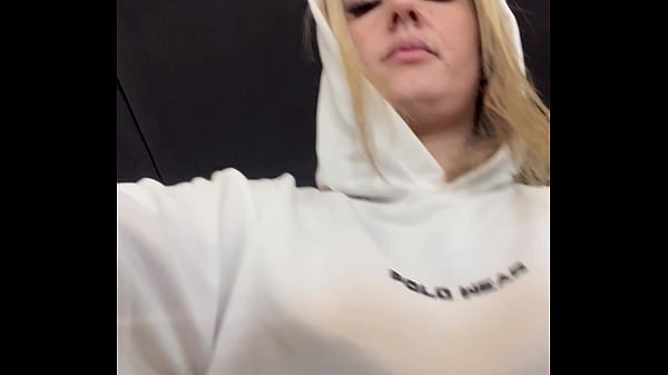 Image Sapatona fica com muito tes&atilde_o na academia vendo mulheres e homens vendo sua camisa transparente mostrando os seu bicos do peito suado e duro