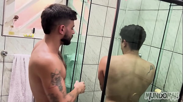 Image Eles amam aprontar embaixo do chuveiro!
