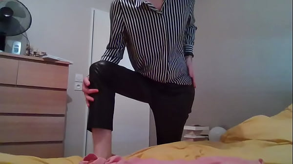 Image Crossdresser secretary feels like rock'n roll !
