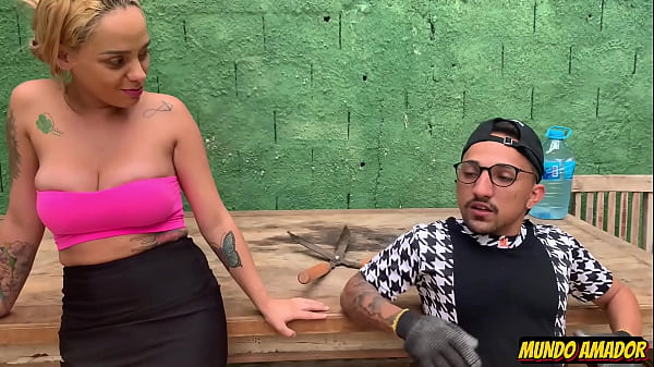 Image Jardineiro se d&aacute_ bem com patroa gostosa