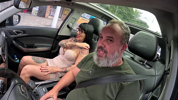 Image Aos 42 anos essa m&atilde_ezona entra na carona j&aacute_ dando o rabo para o motorista - Shirley Azevedo