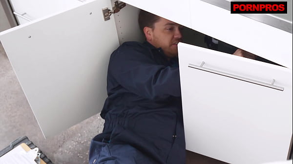 Image Housewife Uses Her Cunt To Pay The Handyman