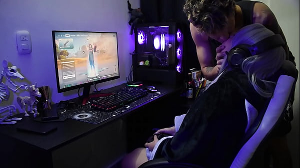 Image Puta otaku la follan mientras juega fortnite
