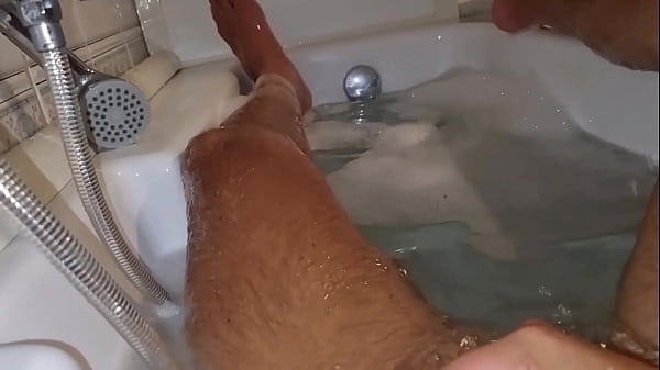 Image AMATORIALE | INVITO IL MIO FIGLIASTRO A CASA E LUI SI SEGA NELLA MIA VASCA DA BAGNO MOSTRANDOMI IL SUO GROSSO CAZZO - MATRIGNA SPIA FIGLIASTRO