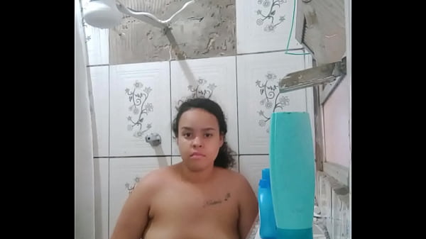 Image GOSTOSA TOMANDO BANHO EXIBINDO SUA BUCETA MOLHADINHA