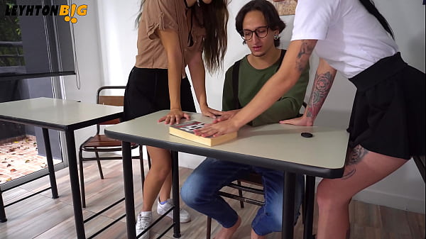 Image Las chicas malas de la clase intentan hacerme bullying pero les sorprende mi gran verga