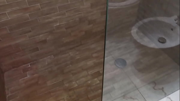Image ADORA SBORRARE MENTRE LA MATRIGNA PULISCE CASA | FIGLIASTRO SI SEGA E SBORRA IN DOCCIA - MAMMA E FIGLIASTRO