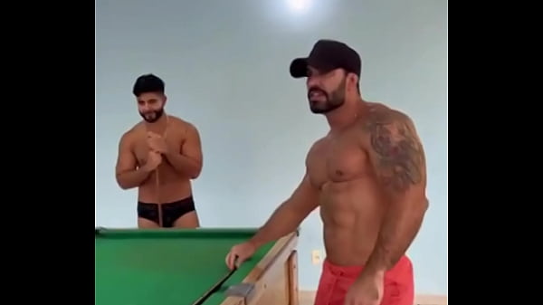 Image Chamei os amigos pra jogar sinuca e me fizeram pegar em seus tacos.