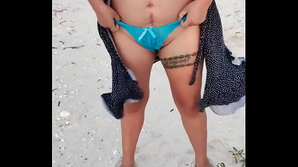 Image Exhibiendome en playa mexicana muestro las tetas y el culo