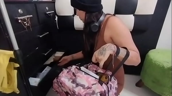Image Chica es sorprendida robando casa de desconocido y para que no llamen la polic ella se desnuda al estilo perrito, al final le echa toda la leche en su boca - porno en espanol