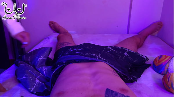 Image POV Sorprendiendo a mi hermanastro, lo consigo con la verga dura y me lo follo