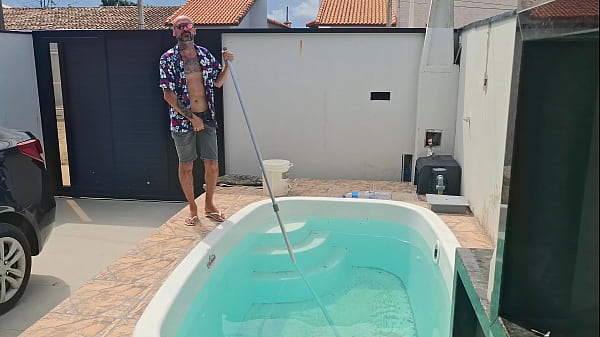 Image Corno da de cara com piscineiro da casa sentando a jeba na raba da sua esposa!