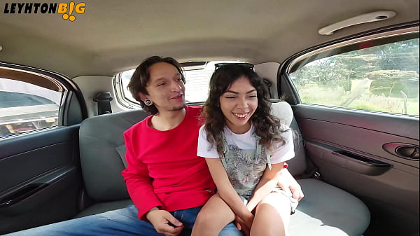 Image Follandome a una chica peque&ntilde_a y sexy en un carro en movimiento
