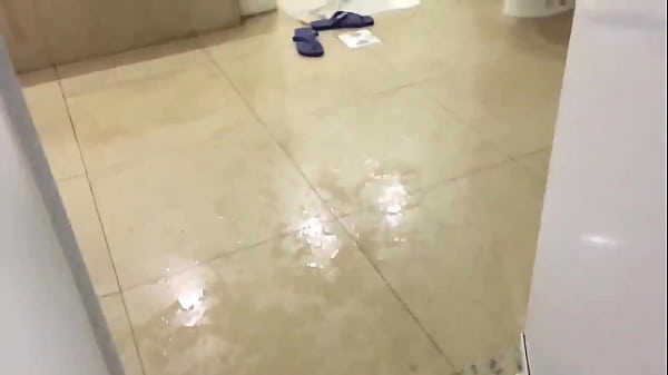 Image Me comeu dentro da banheira, fiquei de quatro para o novinho meter a rola.