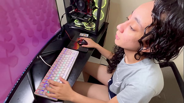 Image Minha prima novinha estava jogando e n&atilde_o resistiu ao ver meu pau em sua frente