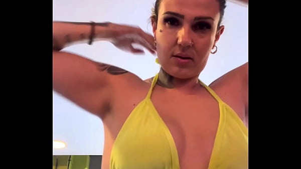 Image Quase fui expulsa academia de frente a praia Copacabana! Por est&aacute_ treinando de biqu&iacute_ni fio dental transparente e todo molhado na buceta rosinha!