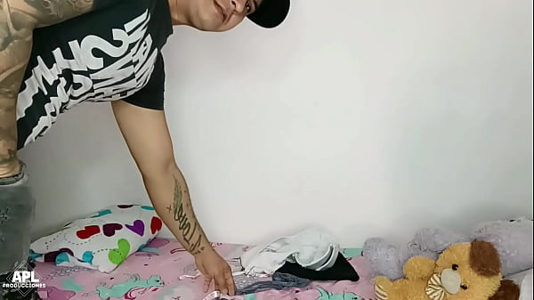 Image Llego a mi cuarto despues de darme una ducha, y me doy cuenta que el cachondo del hijastro de mi hermanastra se esta tocando su gran polla con mi ropa interior, terminamos follando