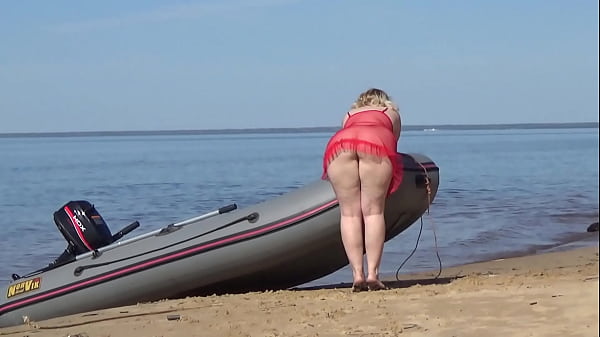 Image MILF with juicy ass on the beach