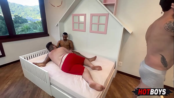 Image Os gostosos fudendo o cus&atilde_o do gordinho safado - Parte 2