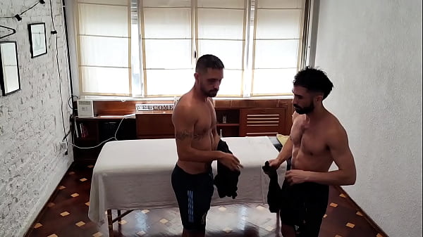 Image Me fui a hacer masajes t&aacute_ntrico pero el masajista me empez&oacute_ a chupar la verga y me llev&oacute_ a su cama!! #massage