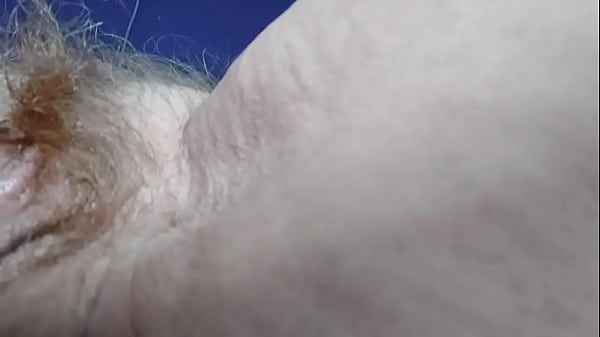 Image Oma neukt harige kut en kont met komkommer