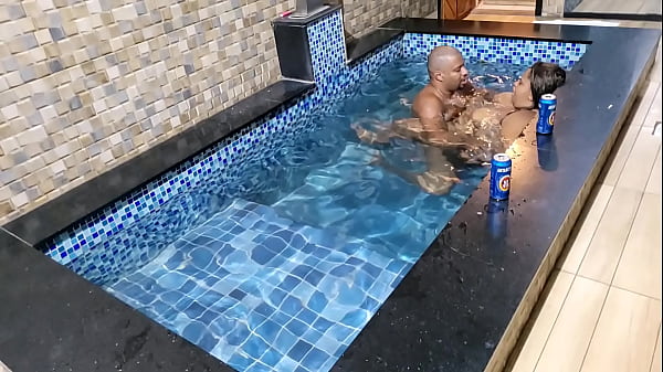Image Meia irm&atilde_ &eacute_ fudida dentro da piscina pelo seu meio irm&atilde_o