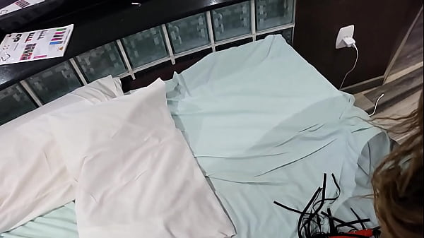 Image Meia irm&atilde_ flagra seu irm&atilde_o cheirando sua calcinha e &eacute_ fudida por ele