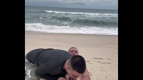 Image Fudendo na praia.