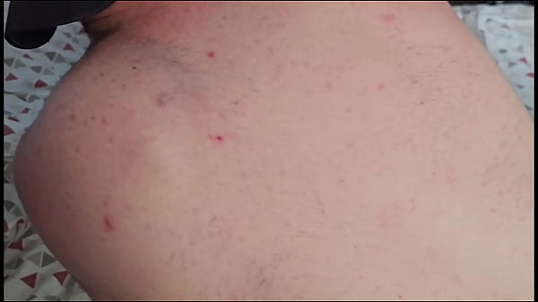 Image Novinho de 25cm servindo a dois machos safados num quarto de hotel.