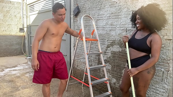 Image Estava lavando o quintal de shortinho e meu vizinho veio pedir a escada emprestada, Aproveitei o momento e dei gostoso pra ele e deixei gozar na minha boca.