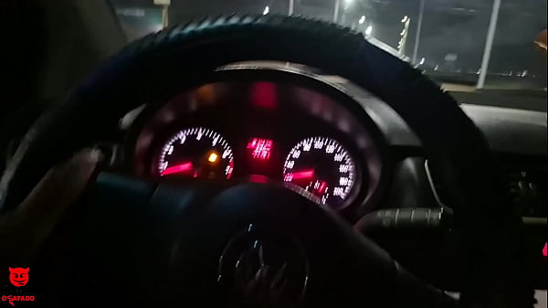 Image No Pelo Com uma Desconhecida Dentro do Carro e teve homens Olhando Por Fora