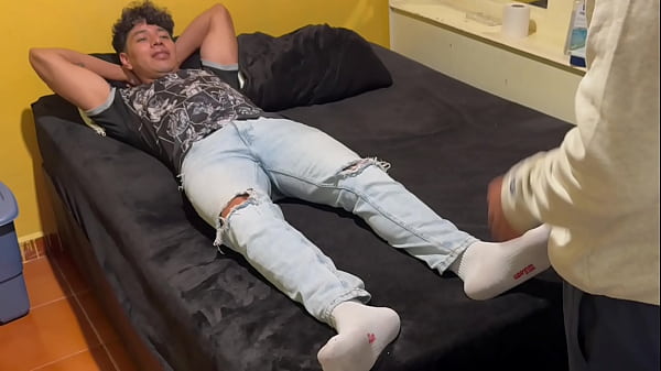 Image A Kevin no le importa los sentimientos de Omar, su amante, lo &uacute_nico que quiere es romperle el culo, llenarlo de semen y volver a casa con su novio antes que se de cuenta que le fue infiel