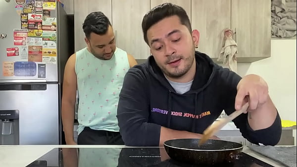 Image Mi hermanastro me folla a pelo y me pre&ntilde_a en la cocina de nuestra casa mientras nuestros padres no est&aacute_n