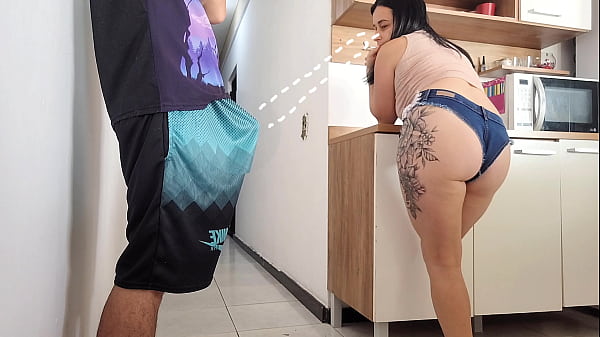 Image SEXO ARRISCADO com amigo do meu marido, n&atilde_o resisti ver o seu pau ereto!