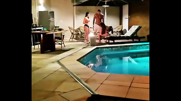 Image Marido Cuckold filmou o dotado transando com a esposa e amiga