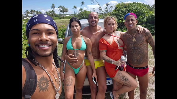 Image Vazou na net! Veja o que esse grupo de amigos fazem em local p&uacute_blico!