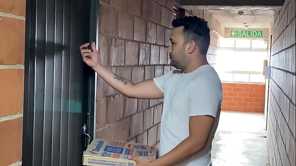 Image Repartidor se cobra la entrega con mi culo, me da tan duro y me pre&ntilde_a en mi casa &iexcl_sexo duro entre dos hombres!