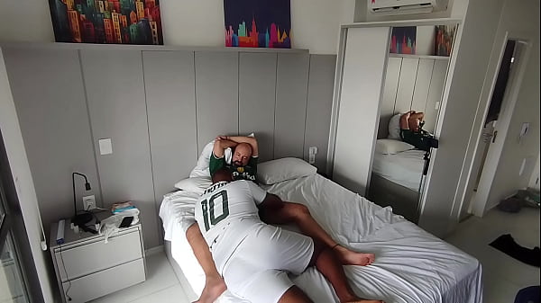 Image Eu e meu primo estavamos arrumando pra ir assistir o jogo no est&aacute_dio mas as coisas esquentaram no hotel