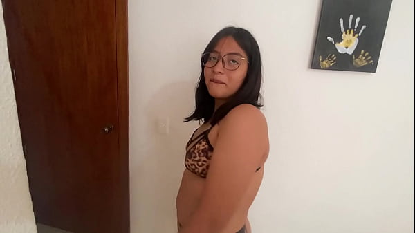Image La amiga de mi novia me modela su lencer&iacute_a de leopardo