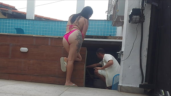 Image MORENA CASADA ESPEROU O MARIDO SAIR DE CASA PARA DAR A BUCETA PARA O PISCINEIRO